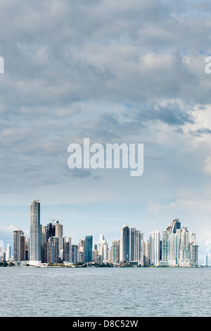 Wolkenkratzer in Punta Pacifica angesehen von Las Bovedas Promenade. Stockfoto