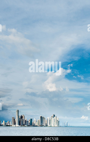 Wolkenkratzer in Punta Pacifica angesehen von Las Bovedas Promenade. Stockfoto