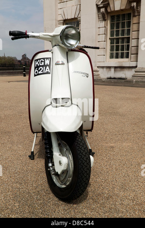 Klassische 1963 Lambretta Tv 175 auf dem Display auf die Old Royal Naval Collage, Greenwich. Stockfoto