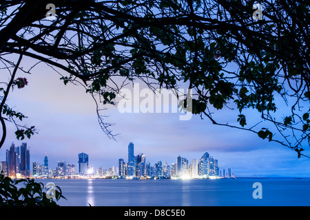 Wolkenkratzer in Punta Pacifica angesehen von Las Bovedas Promenade. Stockfoto