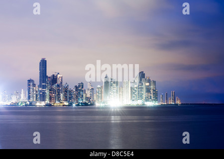 Wolkenkratzer in Punta Pacifica angesehen von Las Bovedas Promenade. Stockfoto