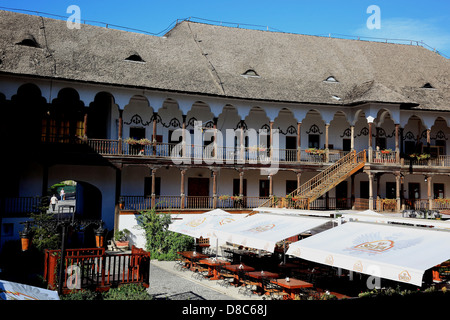 Hanul Lui Manuc ist eine gut erhaltene mittelalterliche Taverne. Das Hotel und Restaurant ist das einzige in der Stadt erhaltenen ehemaligen c Stockfoto