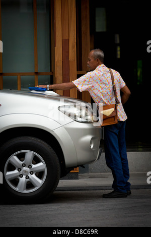 Mann polieren einen Mietwagen in Patong auf Phuket, Thailand Stockfoto