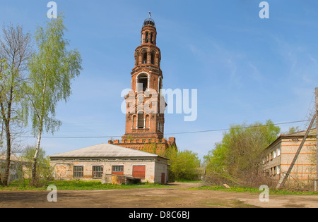 Jurjew-Polsky. Glockenturm der Kirche des ehemaligen Klosters St. Peter und Paul Stockfoto