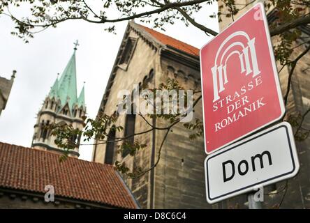 Ein Schild "Straße der Romanik" ("Straße der Romanik") steht in der Kathedrale in Naumburg, Deutschland, 24. Mai 2013. Anlässlich des 20-jährigen Jubiläums der Straße der Romanik Besucher angeboten Touren durch die Aegidius-Kapelle, Privatkapelle des Kanons. Das zweigeschossige Kapelle Gebäude wurde am Anfang des 13. Jahrhunderts erbaut und ist einzigartig in der Region mit seiner gewölbten Raum. Foto: JAN WOITAS Stockfoto