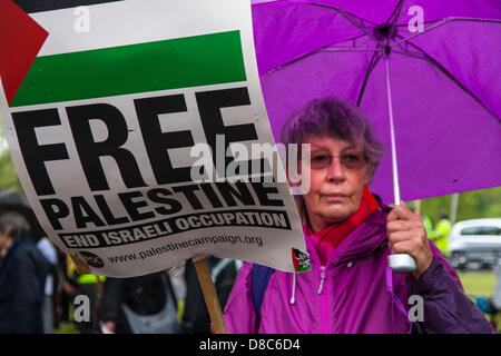 London, UK. 24. Mai 2013. Eine Frau verlangt ein freies Palästina, wie Demonstranten außerhalb des Veranstaltungsortes beim UEFA-Kongress in London sammeln. Bildnachweis: Paul Davey / Alamy Live News Stockfoto