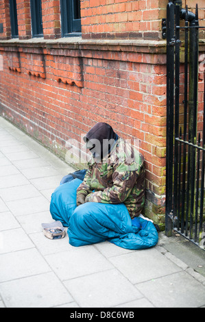 Obdachlosen Sitzen um Geld betteln auf den Straßen von Salisbury Stockfoto