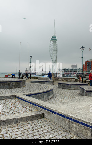 Die 170 m hohen Spinnaker Tower mit Blick auf den Solent an Gunwharf Quays in Portsmouth, Hampshire Stockfoto