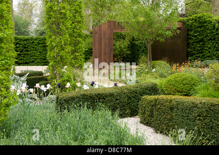 Blick von der Pergola und Pflanzen in der Laurent-Perrier-Garten, entworfen von Ulf Nordfjell bei RHS Chelsea Flower Show 2013, London Stockfoto