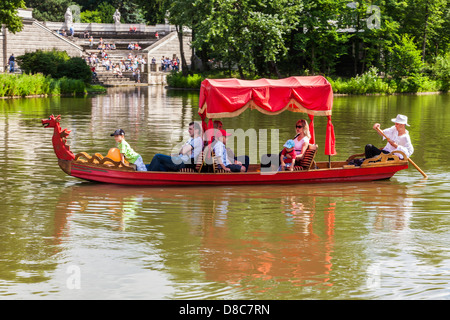 Touristen genießen eine Gondelfahrt auf dem See im Łazienki Park Łazienkowski, die größte in Warschau. Stockfoto