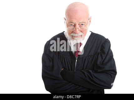 Kluge alte Richter isoliert auf weißem Hintergrund, mit einem skeptischen Gesichtsausdruck. Stockfoto