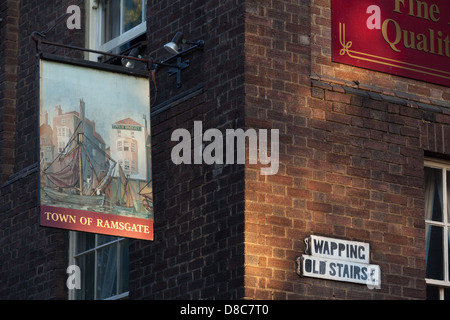 Stadt von Ramsgate Gastwirtschaft, Wapping High Street, London auf der Themse zu Rücken. Stockfoto