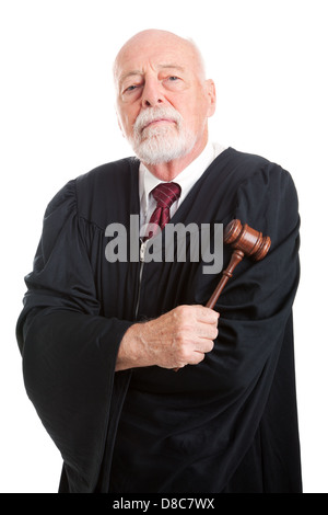 Strenger Richter mit seinem Hammer, isoliert auf weiss. Stockfoto