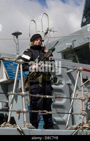 Weibliche Streitkräfte Personal Royal Navy Security in Liverpool, Mai 2013. Bewaffnete Garde auf dem Schiff HMS Pembroke zum 70. Jahrestag der Schlacht am Atlantik (BOA 70) Gedenkfeiern und Veranstaltungen rund um Liverpool. Die Schlacht am Atlantik war die längste ununterbrochene Militäraktion im Zweiten Weltkrieg, auf ihrem Höhepunkt von Mitte 1940 bis Ende 1943. Stockfoto