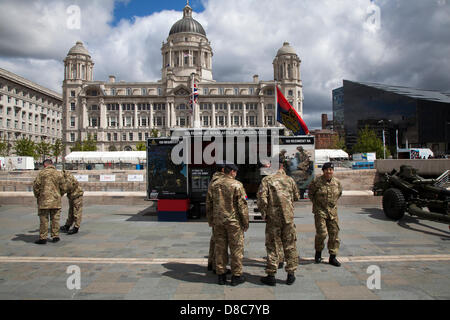 103 British Regiment Royal Artillery (Freiwillige) am 70th. Jahrestag der Schlacht am Atlantik (BOA 70) Gedenkfeier und Veranstaltungen rund um Liverpool. Die Schlacht am Atlantik war die längste kontinuierliche militärische Kampagne im Weltkrieg 2, auf ihrem Höhepunkt von Mitte 1940 bis Ende 1943. Stockfoto