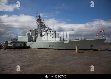 Liverpool, Vereinigtes Königreich 24. Mai 2013. HMCS Iroquois (DDG-280) ist ein Zerstörer der Irokesen-Klasse an den 70. Jahrestag der Schlacht von den Atlantik (BOA 70) gedenken und Veranstaltungen rund um Liverpool. Die Schlacht des Atlantiks war die längste kontinuierliche militärische Kampagne im 2. Weltkrieg auf dem Höhepunkt von Mitte 1940 bis zum Ende des Jahres 1943. Bildnachweis: Mar Photographics / Alamy Live News Stockfoto