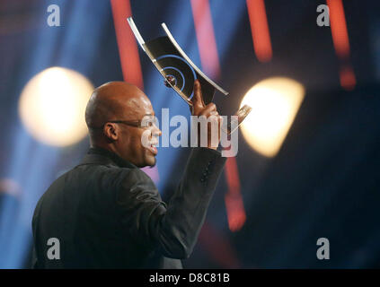 Hamburg, Deutschland. 23. Mai 2013.West African jazz-Gitarristen Lionel Loueke feiert Sieg der 2013 "Echo Jazz" awards in der Kategorie "Instrumentalist des Jahres International Guitar' in Hamburg, Germany, 23. Mai 2013. Es ist das vierte Mal, dass die Auszeichnung von der deutschen Phono-Akademie ausgezeichnet wurde. Foto: CHRISTIAN CHARISIUS/Dpa/Alamy Live News Stockfoto