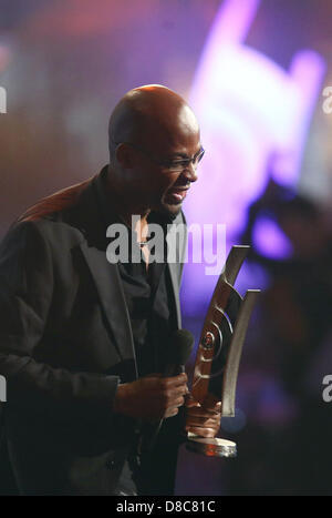 Hamburg, Deutschland. 23. Mai 2013.West African jazz-Gitarristen Lionel Loueke feiert Sieg der 2013 "Echo Jazz" awards in der Kategorie "Instrumentalist des Jahres International Guitar' in Hamburg, Germany, 23. Mai 2013. Es ist das vierte Mal, dass die Auszeichnung von der deutschen Phono-Akademie ausgezeichnet wurde. Foto: CHRISTIAN CHARISIUS/Dpa/Alamy Live News Stockfoto