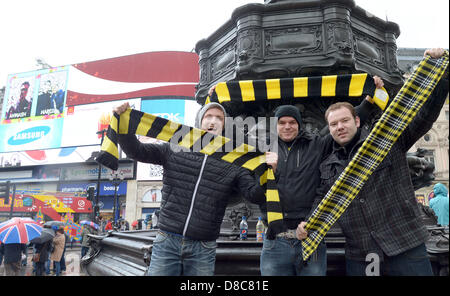 London, UK. 24. Mai 2013. Fans von Borussia Dortmund jubeln am Picadilly Circus in London, England, 24. Mai 2013. FC Bayern München spielen die Champions League-Finale gegen Borussia Dortmund im Wembley-Stadion am 25. Mai 2013. Foto: Federico Gambarini/Dpa/Alamy Live News Stockfoto