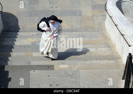 Katholische Nonne, Die Die Stufen der Basilika Notre-Dame-de-la-Garde oder der Kirche Marseille Provence France Erklimmt Stockfoto