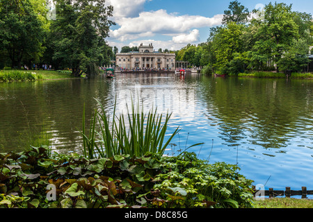 Ein Sommertag am See in Łazienki Park Łazienkowski, die größte in Warschau mit dem Palast in der Ferne. Stockfoto