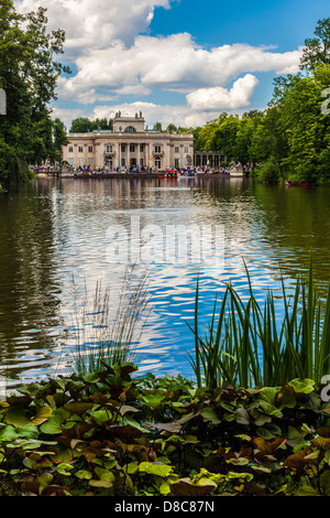 Ein Sommertag am See in Łazienki Park Łazienkowski, die größte in Warschau mit dem Palast in der Ferne. Stockfoto