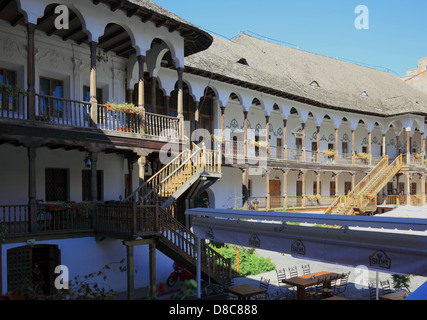 Hanul Lui Manuc ist eine gut erhaltene mittelalterliche Taverne. Das Hotel und Restaurant ist das einzige in der Stadt erhaltenen ehemaligen c Stockfoto