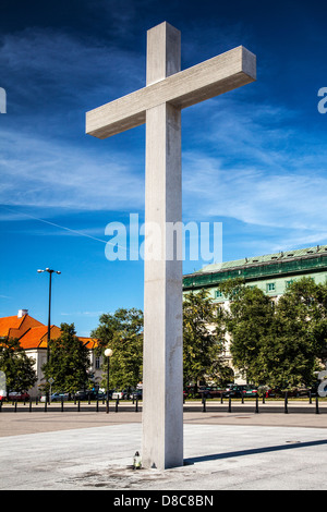 Die 9m hohe weiße Granit Kreuz in Piłsudski-Platz in Warschau zu setzen, die 1979 von Papst Johannes Paul II nach Polen zu besuchen. Stockfoto