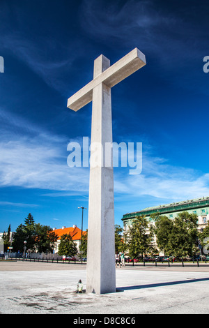 Die 9m hohe weiße Granit Kreuz in Piłsudski-Platz in Warschau zu setzen, die 1979 von Papst Johannes Paul II nach Polen zu besuchen. Stockfoto