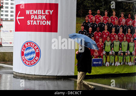 London, UK. 24. Mai 2013. Personal im Wembley-Stadion, die letzten Vorbereitungen für die Championsleague Finale zwischen Borussia Dortmund und Bayern München. Bildnachweis: Yanice Idir / Alamy live-News. Stockfoto