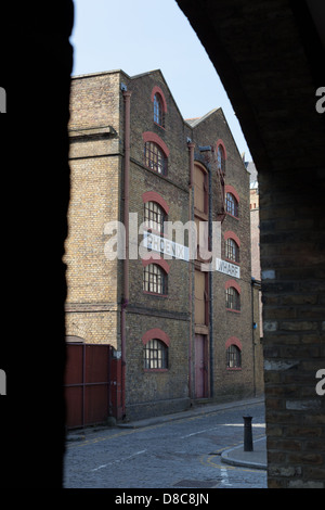 Phoenix Wharf, Wapping High Street, gesehen durch Torbogen Stockfoto