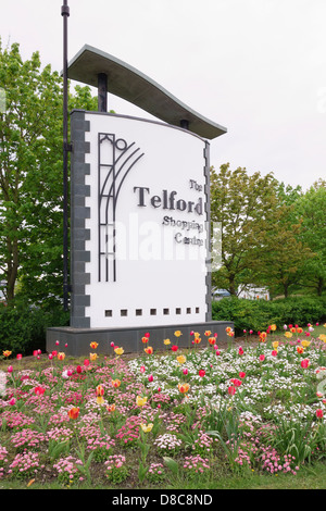 Melden Sie sich außerhalb des Stadtkerns Shopping mit Blumenbeeten in Telford, Shropshire, England, UK, Großbritannien Stockfoto