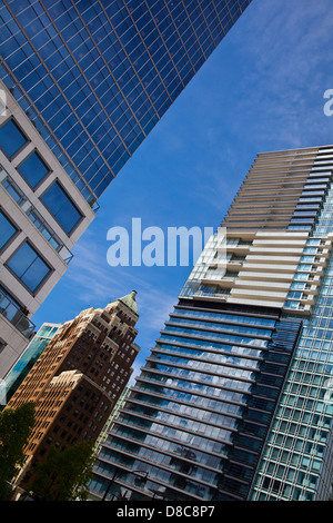 Diagonale Abstract von Downtown Vancouver mit der Marine-Altbau von modernen Türmen flankiert Stockfoto