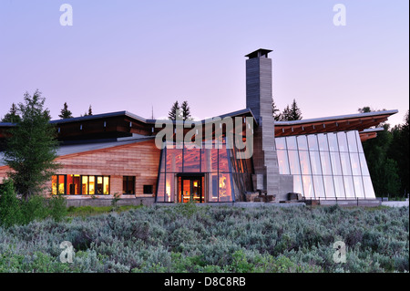 Craig Thomas Visitor und Discovery Center bei Sonnenuntergang fotografiert. Grand Teton Nationalpark, Wyoming. Stockfoto