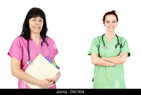 Freundliche weibliche Ärzte oder Krankenschwestern in rosa und grün-Peelings isoliert auf weiss. Stockfoto