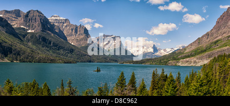 Panorama-Bild der Lake Saint Mary umgeben von Berggipfeln, in Glacier Nationalpark. Montana, USA. Stockfoto