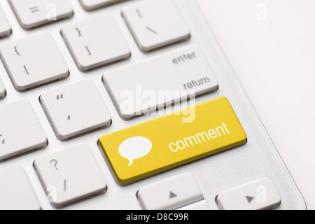 Kommentar eingeben Schlüssel und Rede Blase-Symbol. Stockfoto
