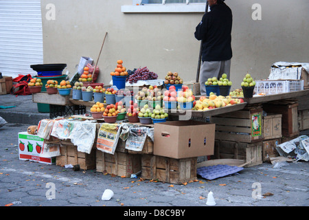 Früchte für den Verkauf auf Markt in Otavalo, Ecuador Stockfoto
