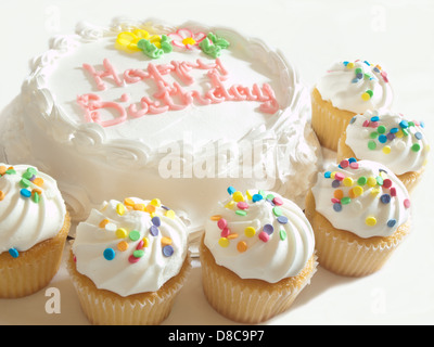 Geburtstagskuchen und cupcakes Stockfoto