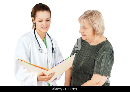 Junge Ärztin, die Testergebnisse zu ihrer senior Frau Patientin erklären Stockfoto