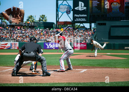 San Francisco, Kalifornien, USA. 22. Mai 2013. Washington Nationals linker Feldspieler Bryce Harper (34) Uhren eine Madison Bumgarner Tonhöhe während der MLB Baseball Game zwischen die Washington Nationals und die San Francisco Giants im AT&T Park in San Francisco CA. Die Staatsangehörigen besiegt die Riesen 2-1. © Cal Sport Media / Alamy Live News Stockfoto