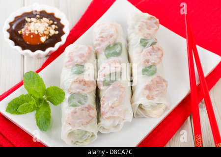 Bo Bia - vietnamesische frische Sommer Rollen mit chinesischer Wurst, Jicama, Karotten, Salat, Ei und getrockneten Shrimps. Stockfoto