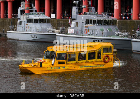 DUKW (umgangssprachlich als Duck bekannt) ist eine amphibische Modifikation mit sechs Rädern der 2+1⁄2-Tonnen-CCKW-Lastwagen in Liverpool, Großbritannien, 24th. Mai 2013. Liverpools ikonische Yellow Duckmarine und Royal Navy Patrol Boats in Albert Dock anlässlich des 70th. Jahrestages der Schlacht am Atlantik (BOA 70) Gedenkfeier und Veranstaltungen rund um Liverpool. Die Schlacht am Atlantik war die längste kontinuierliche militärische Kampagne im Weltkrieg 2, auf ihrem Höhepunkt von Mitte 1940 bis Ende 1943. Stockfoto