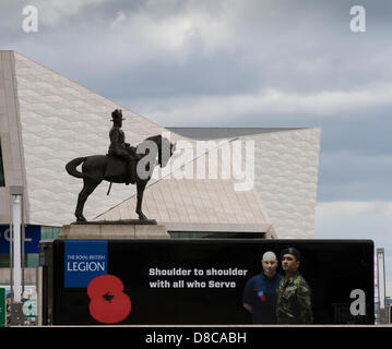 Royal British Legion Poster zum 70th. Jahrestag der Schlacht am Atlantik (BOA 70) Liverpool, UK 24th. Mai 2013. Edward VII, von Sir William Goscombe John Bronze auf Granit pedestal.Commemoration und Veranstaltungen rund um Liverpool. Die Schlacht am Atlantik war die längste kontinuierliche militärische Kampagne im Weltkrieg 2, auf ihrem Höhepunkt von Mitte 1940 bis Ende 1943. Stockfoto