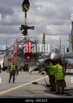 Liverpool, Großbritannien, 24th. Mai 2013. Entladung Aerospatiale SA,341D Gazelle HT3, XZ930 / Q, Royal Air Force am 70th. Jahrestag der Schlacht am Atlantik (BOA 70) Gedenkfeiern und Veranstaltungen rund um Liverpool. Die Schlacht am Atlantik war die längste kontinuierliche militärische Kampagne im Weltkrieg 2, auf ihrem Höhepunkt von Mitte 1940 bis Ende 1943. Stockfoto