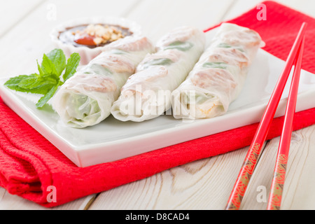 Bo Bia - vietnamesische frische Sommer Rollen mit chinesischer Wurst, Jicama, Karotten, Salat, Ei und getrockneten Shrimps. Stockfoto