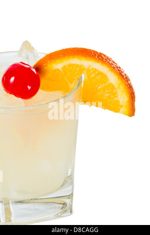 traditionelle Whiskey Sour Cocktail serviert auf den Felsen mit einer roten Kirsche und einer Orangenscheibe garniert Stockfoto