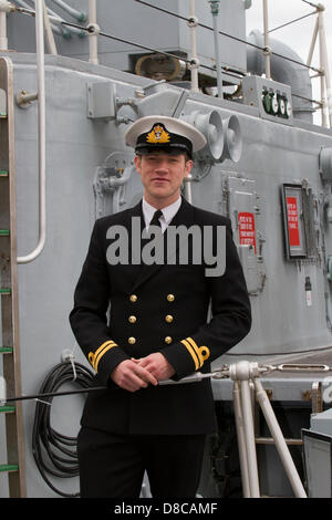 Liverpool, Vereinigtes Königreich 24. Mai 2013. Herr Leutnant Kyle De-Banks auf HMS Pembroke Liverpool als Offizier an den 70. Jahrestag der Battle of the Atlantic (BOA 70) gedenken und Veranstaltungen im Mittelpunkt. Die Schlacht des Atlantiks war die längste kontinuierliche militärische Kampagne im 2. Weltkrieg auf dem Höhepunkt von Mitte 1940 bis zum Ende des Jahres 1943. Bildnachweis: Mar Photographics / Alamy Live News Stockfoto