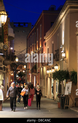 Italien, Sizilien, Taormina, Corso Umberto, Straßenszene, Nacht, Stockfoto