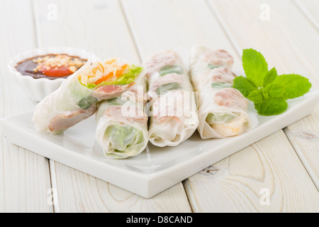 Bo Bia - vietnamesische frische Sommer Rollen mit chinesischer Wurst, Jicama, Karotten, Salat, Ei und getrockneten Shrimps. Stockfoto